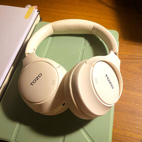 หูฟังบลูทูธสีขาว